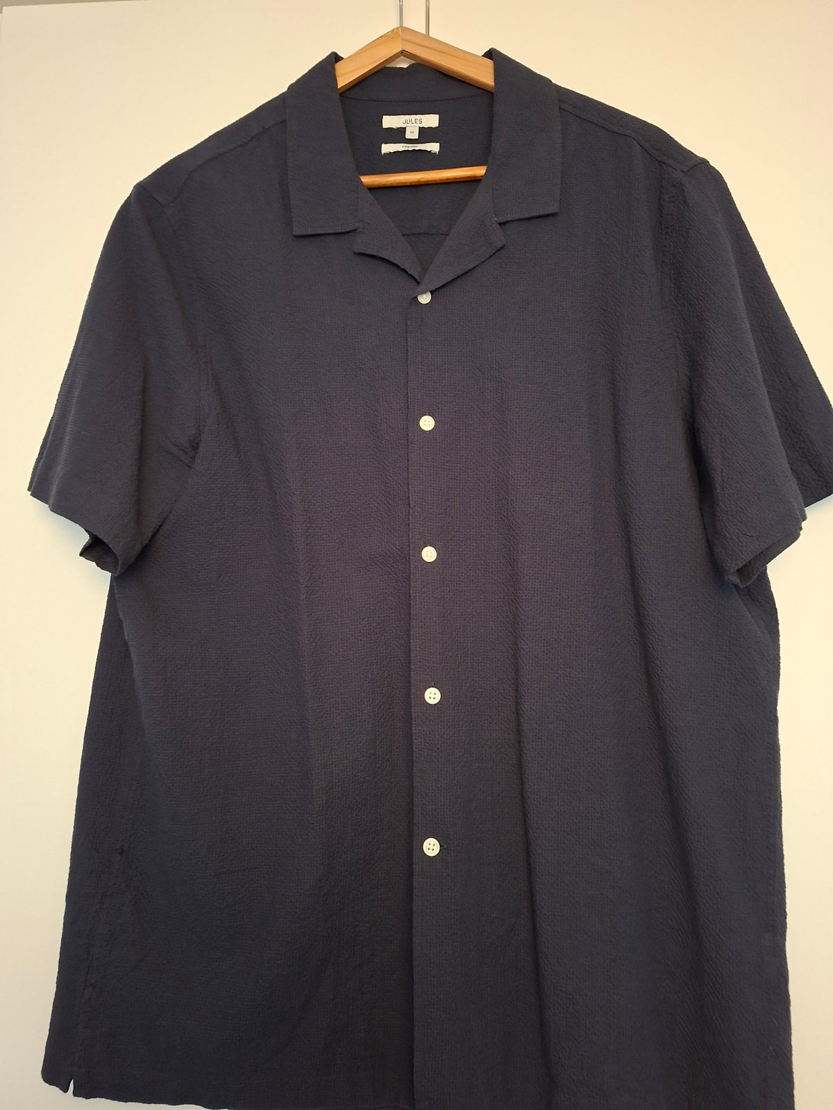 Chemise à manches courtes.