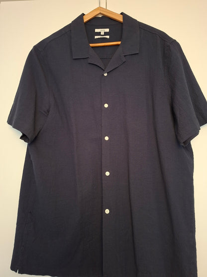 Chemise à manches courtes.