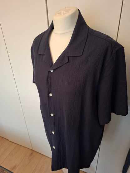 Chemise à manches courtes.