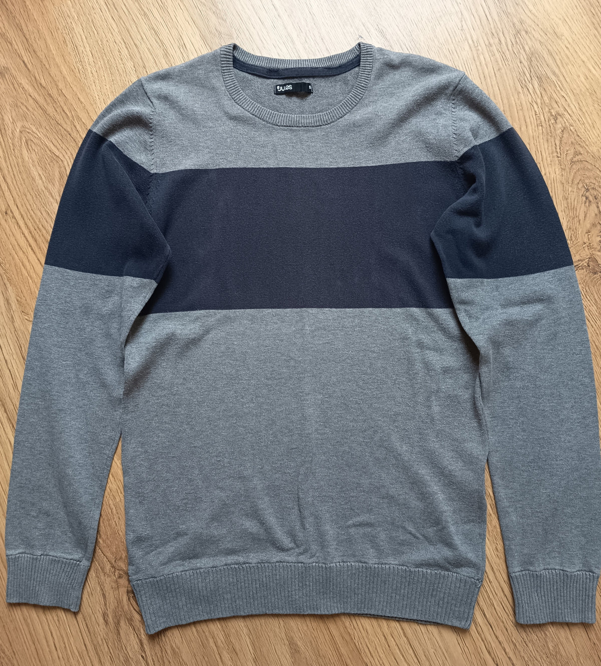 Pull gris et bleu