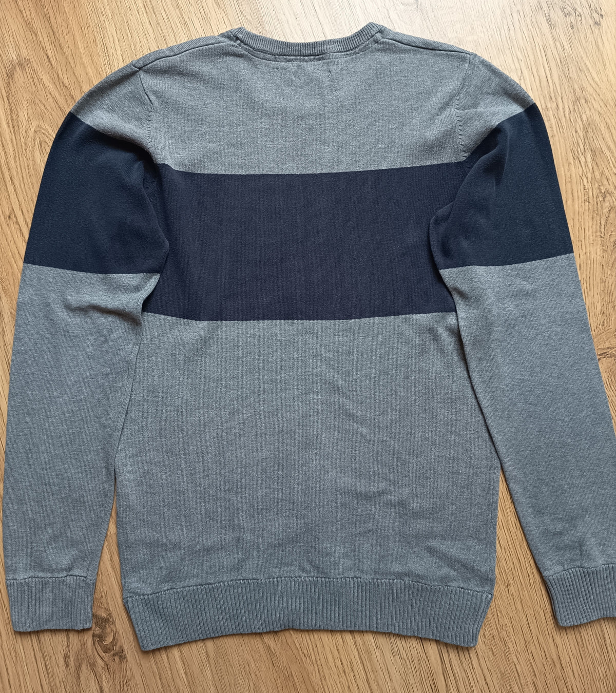 Pull gris et bleu