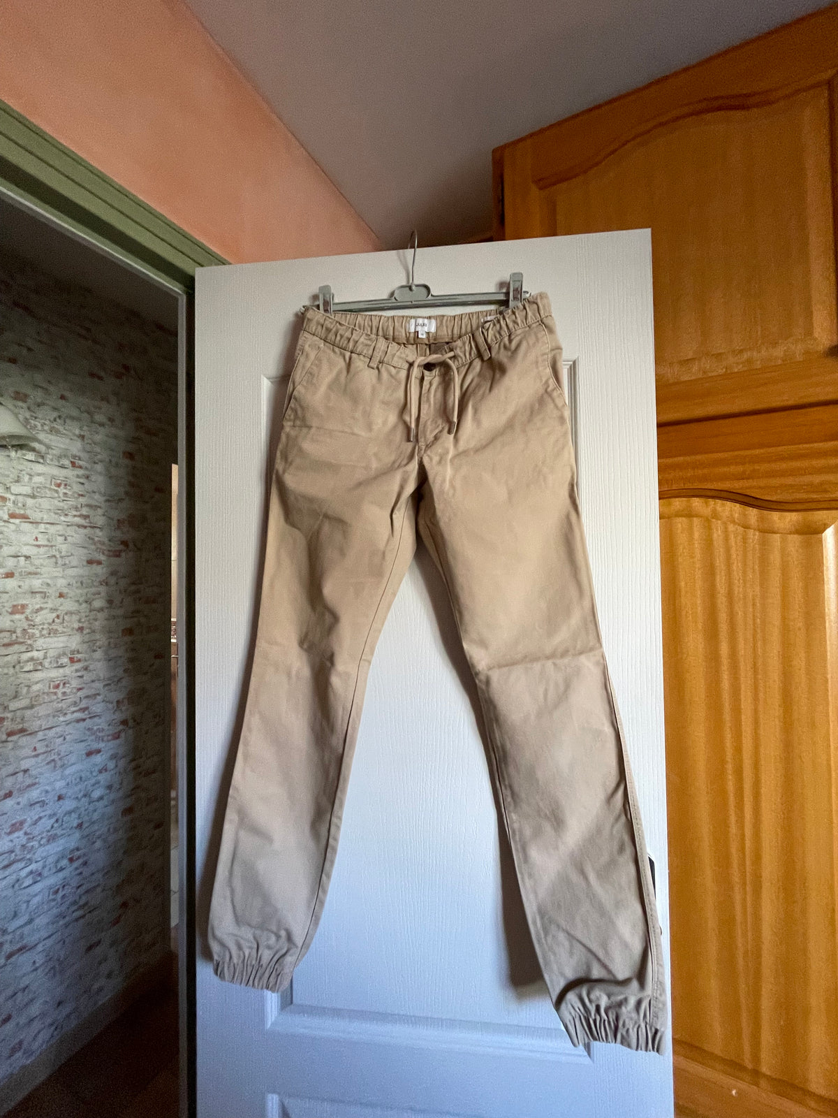 Pantalon chino bas et taille élastiqués