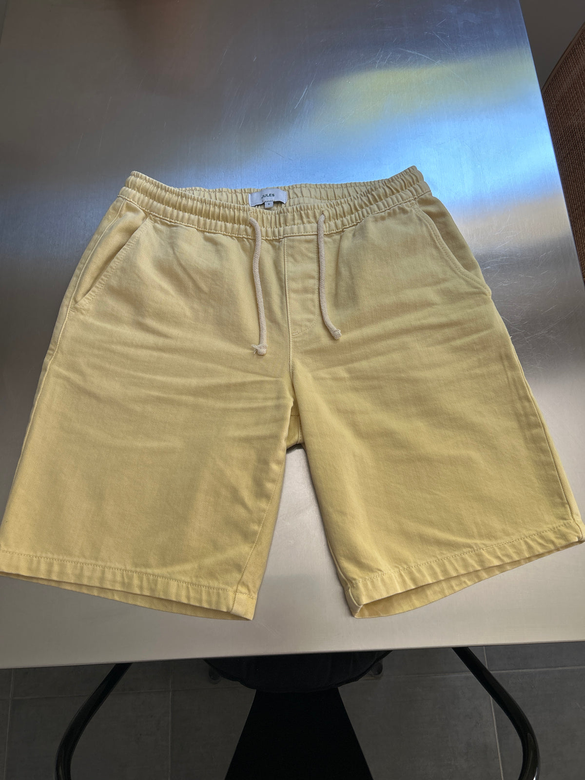 Short jaune