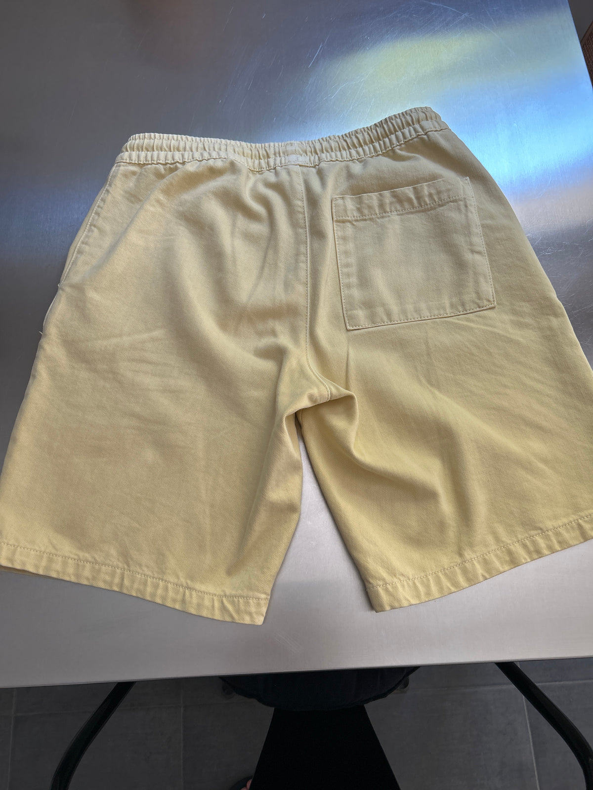 Short jaune