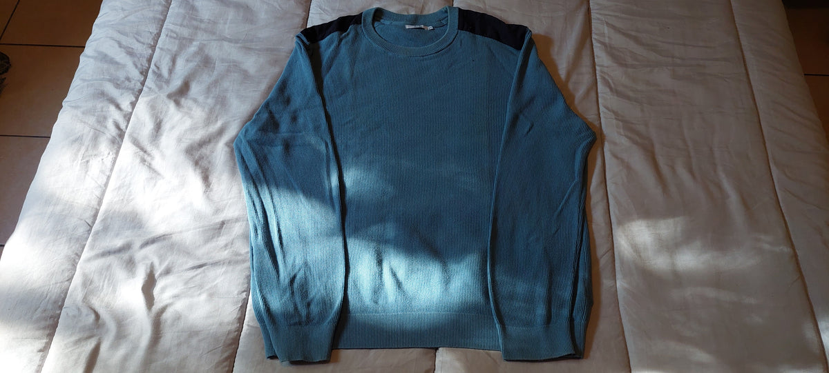 Pull col rond à poche contrastée
