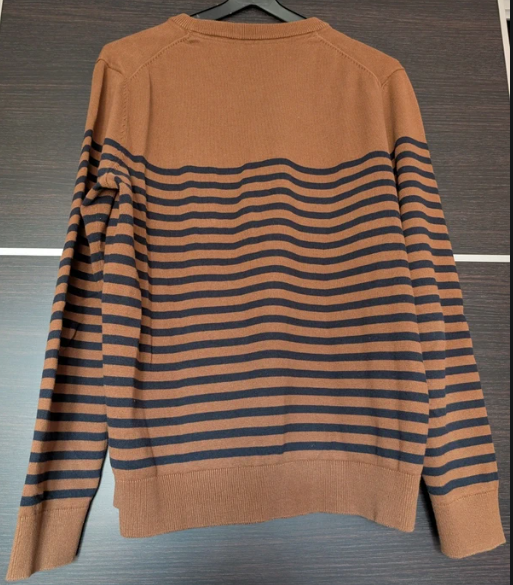 Pull rayé à poche contrastée