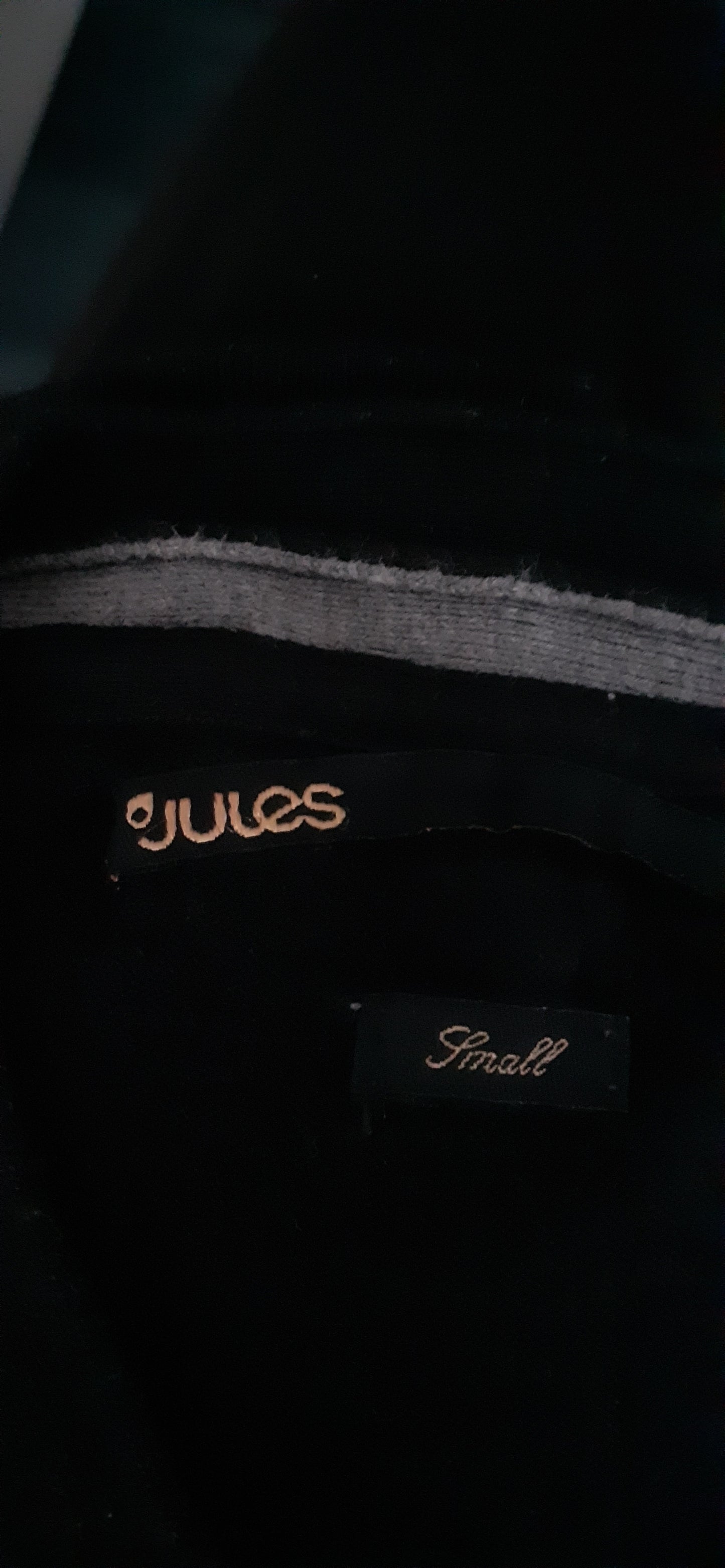 Pull noir en v col gris