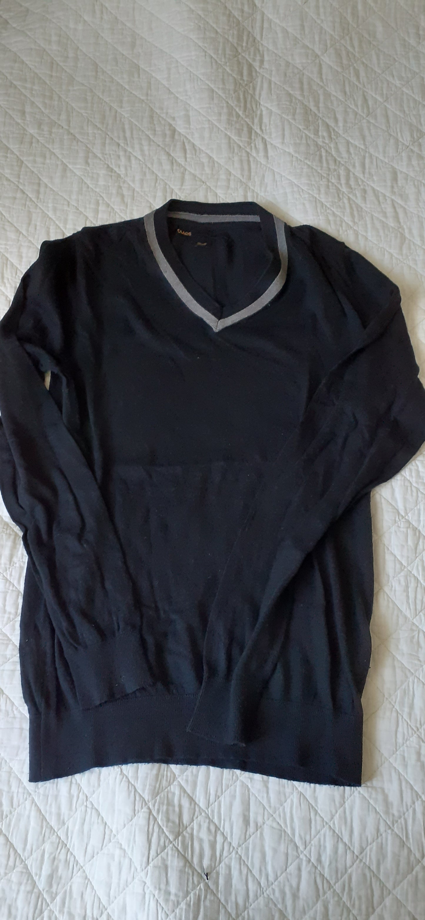 Pull noir en v col gris