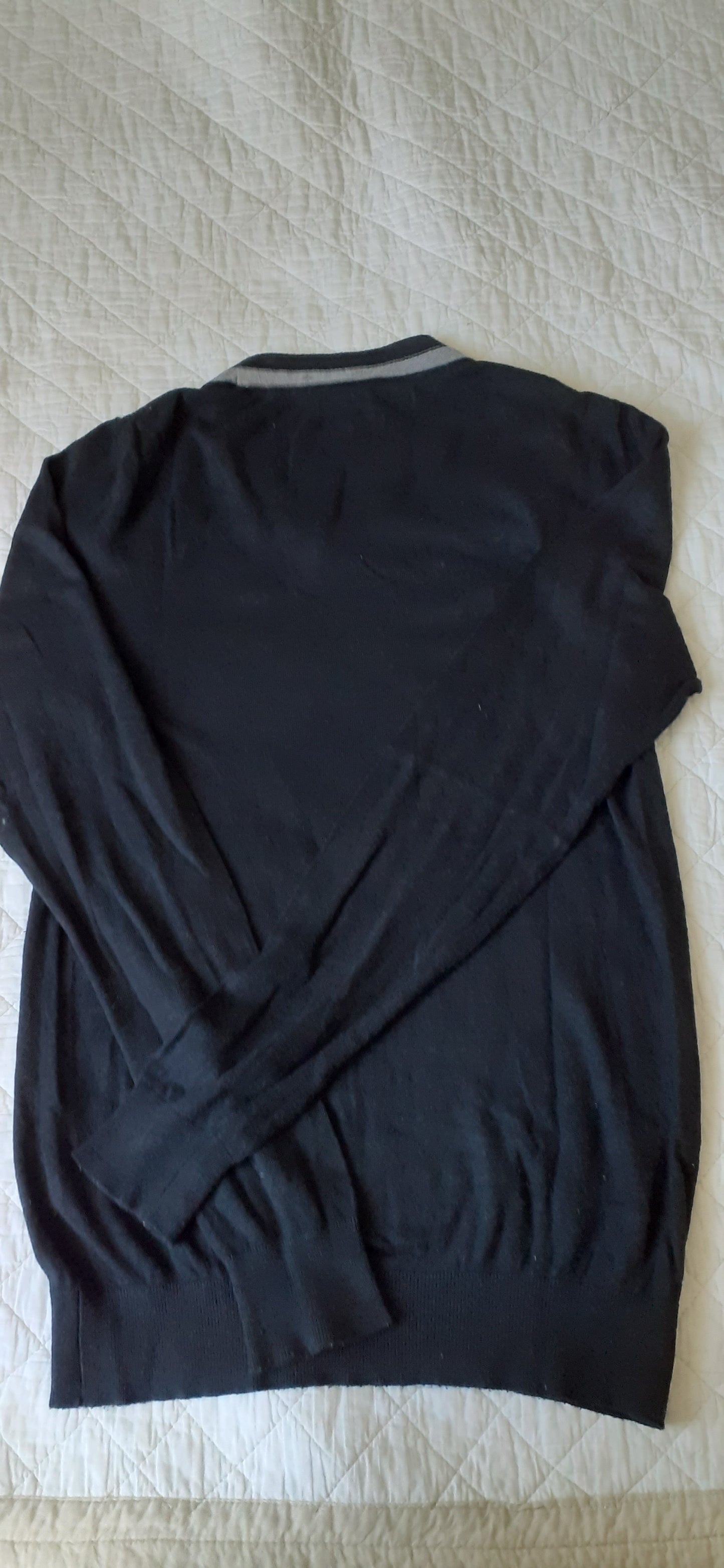 Pull noir en v col gris