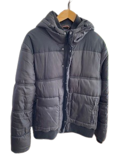 Blouson noir avec capuche