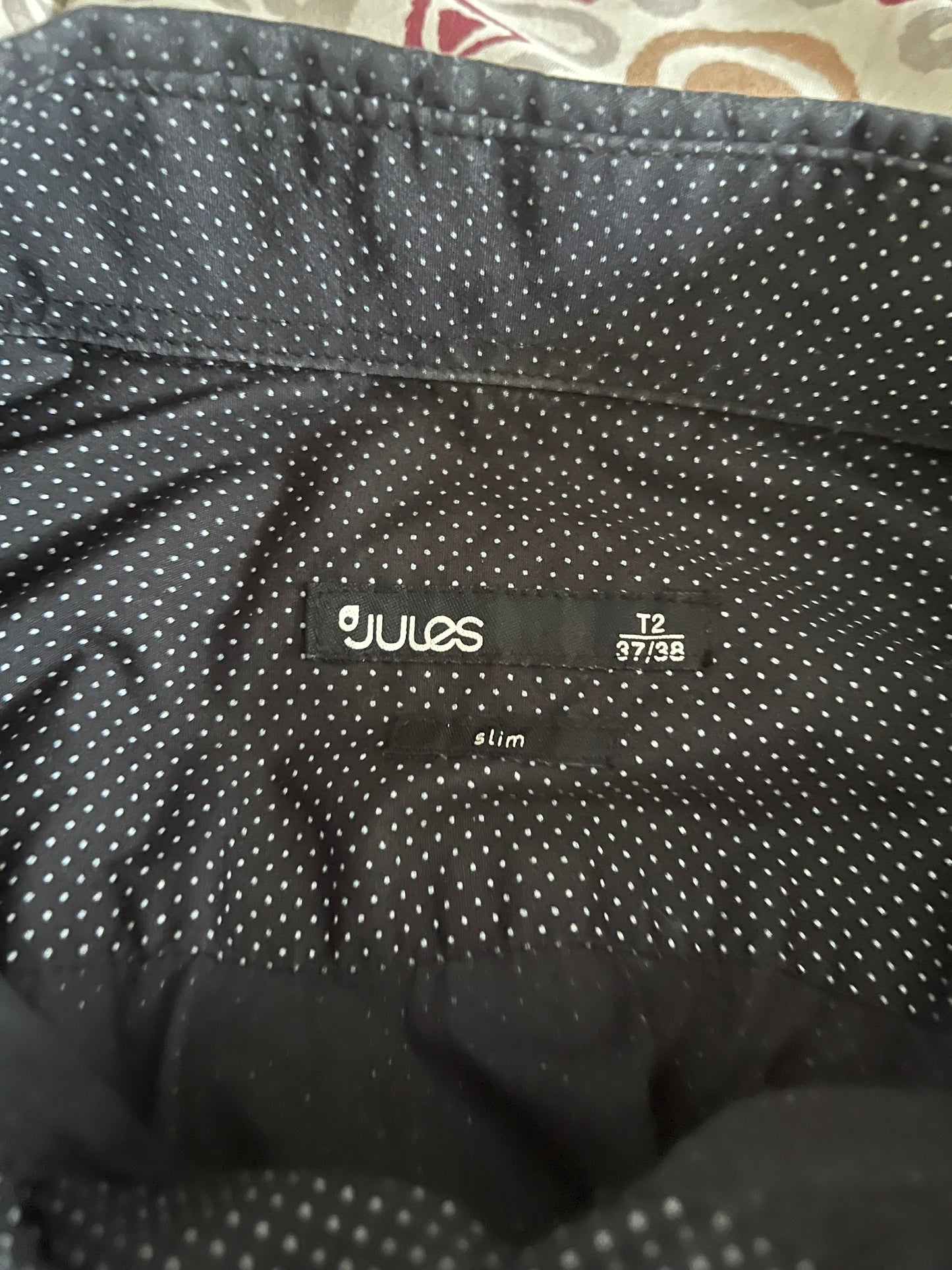 Chemise noire à points blancs