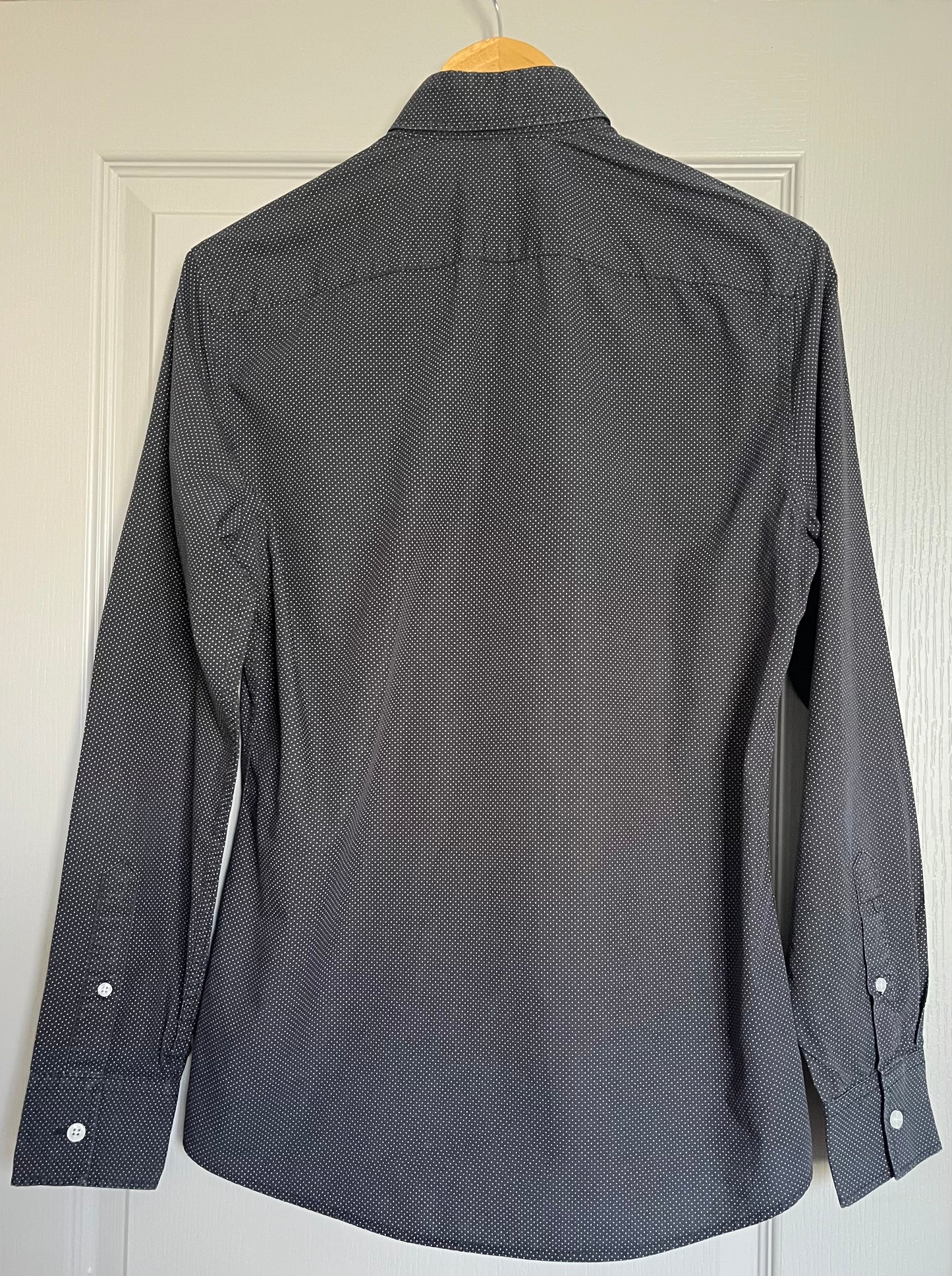 Chemise noire à points blancs
