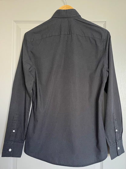 Chemise noire à points blancs