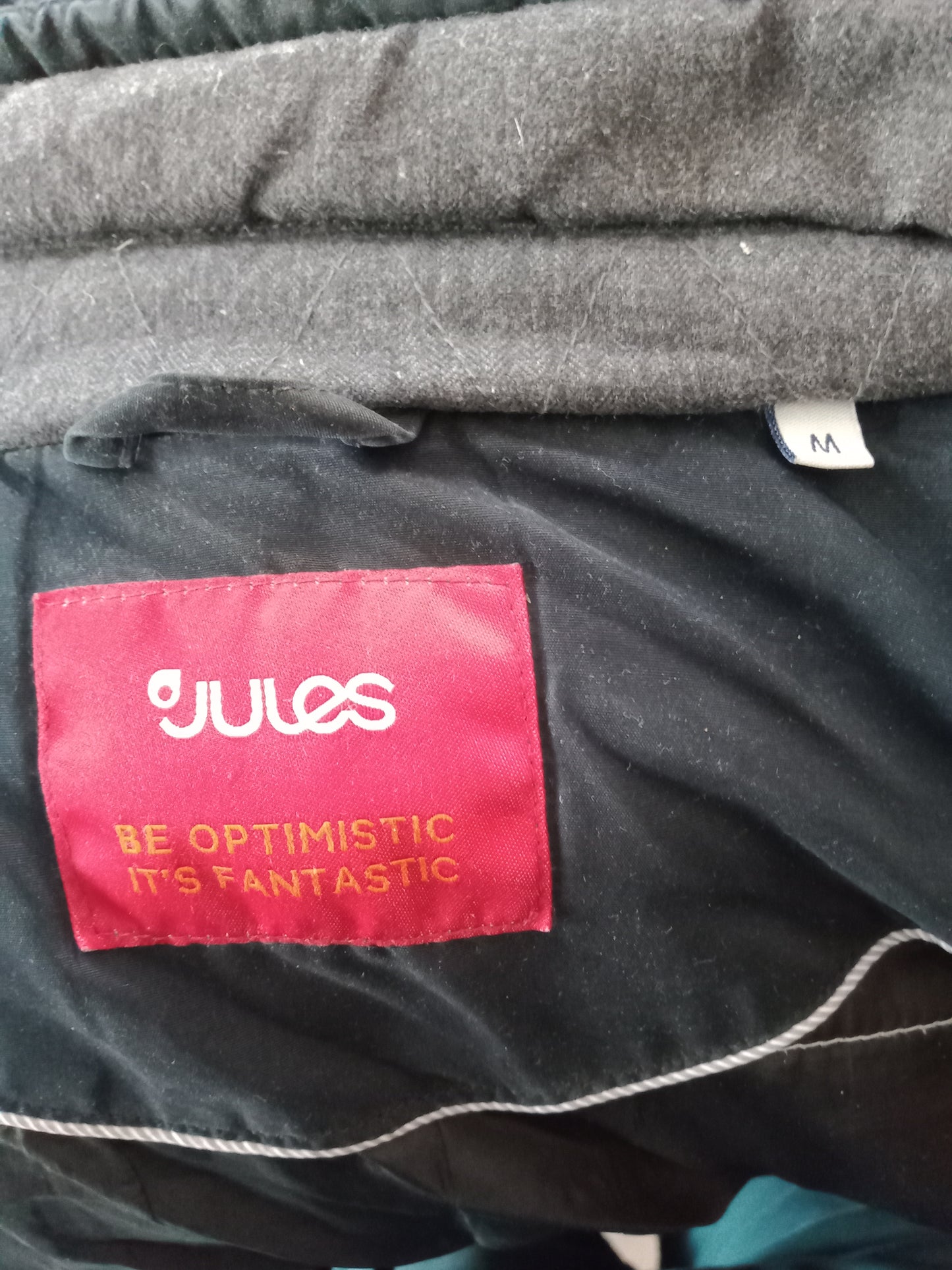 Doudoune mi longue à capuche avec badge