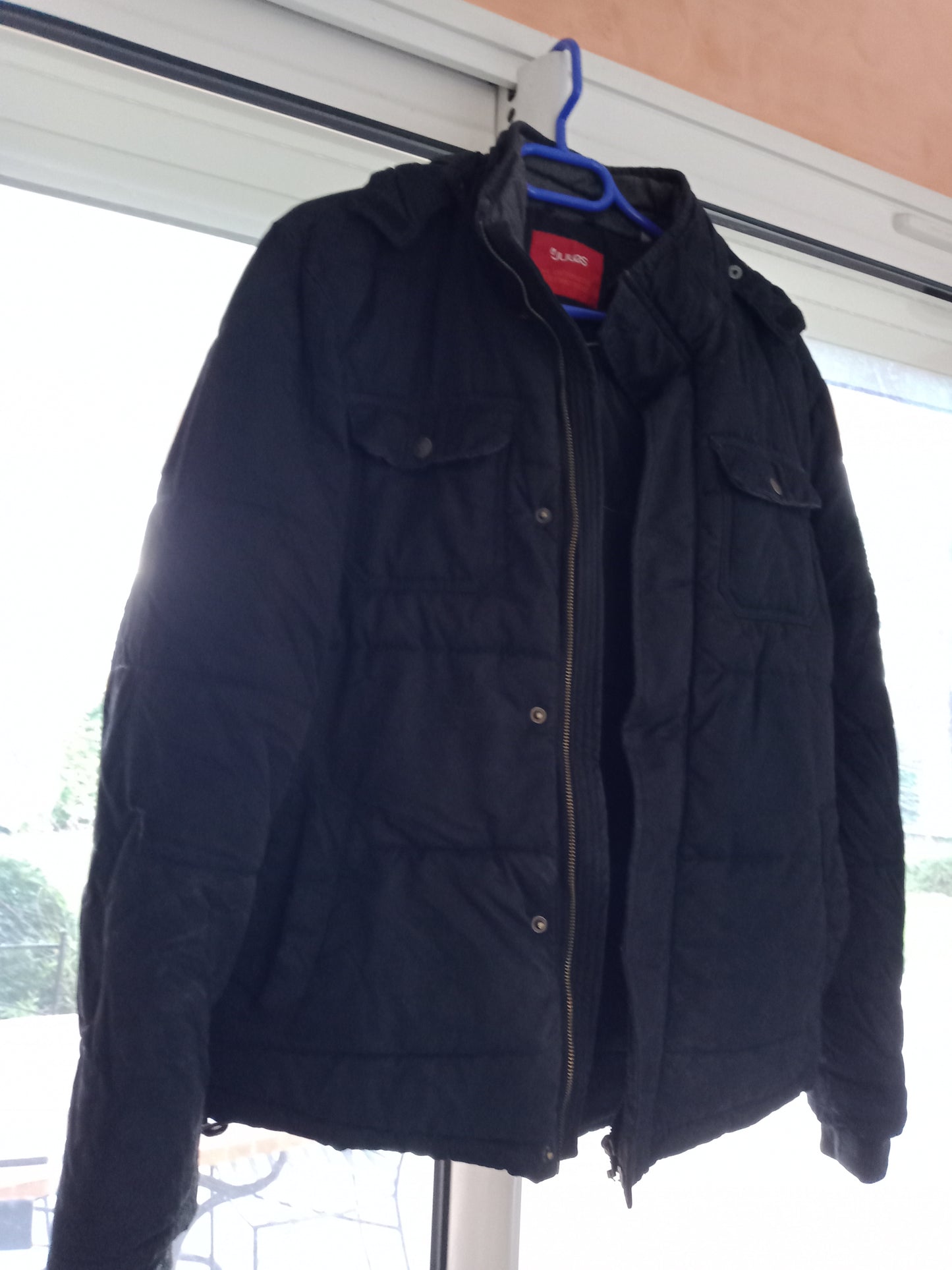 Doudoune mi longue à capuche avec badge