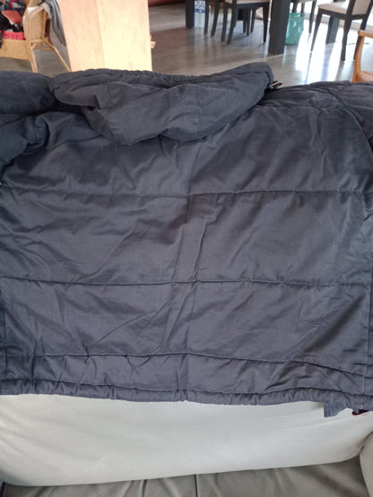 Doudoune mi longue à capuche avec badge