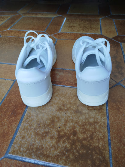 Chaussures blanches et beiges utilisées deux fois