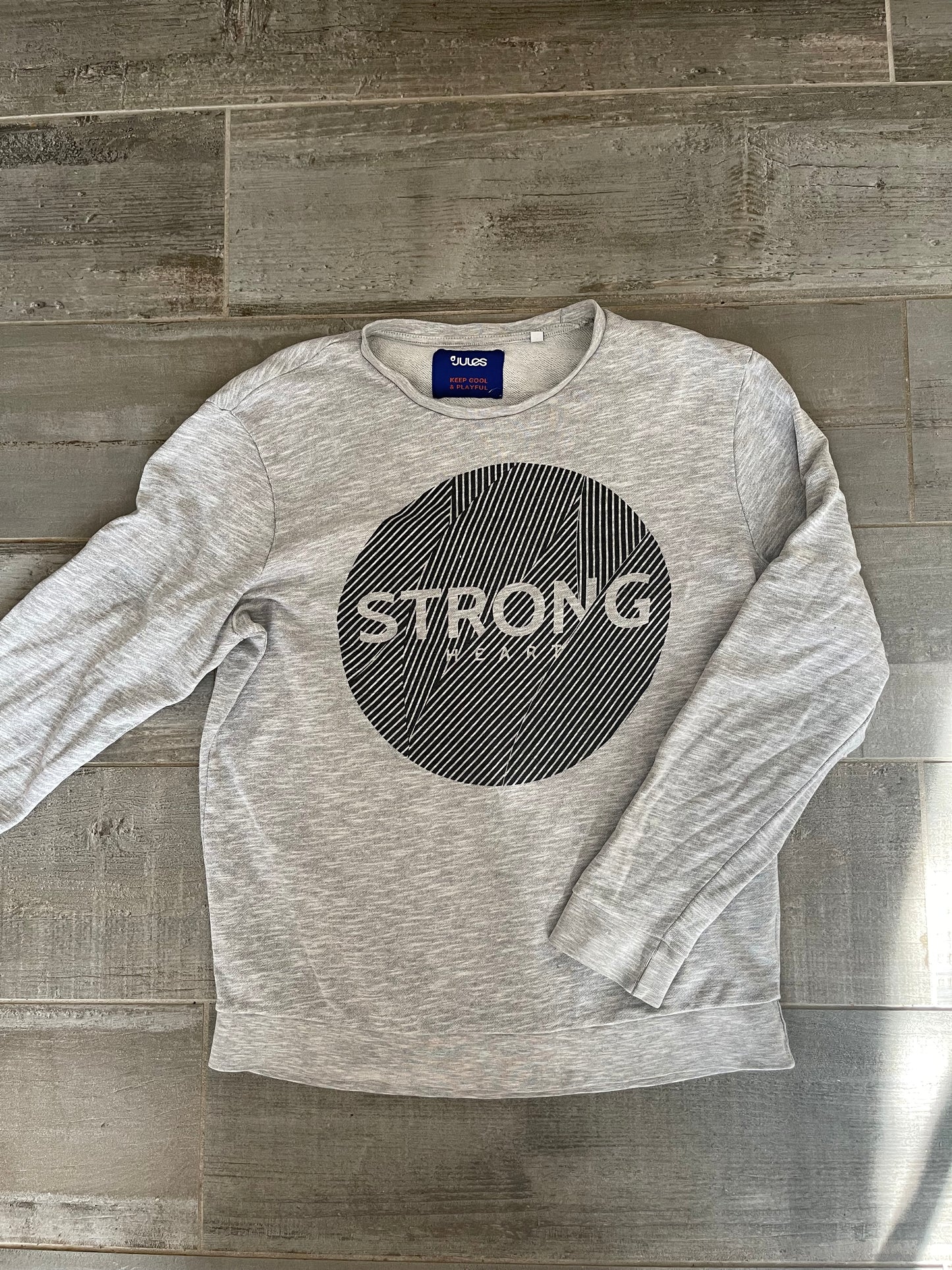 Sweat imprimé "Strong" devant