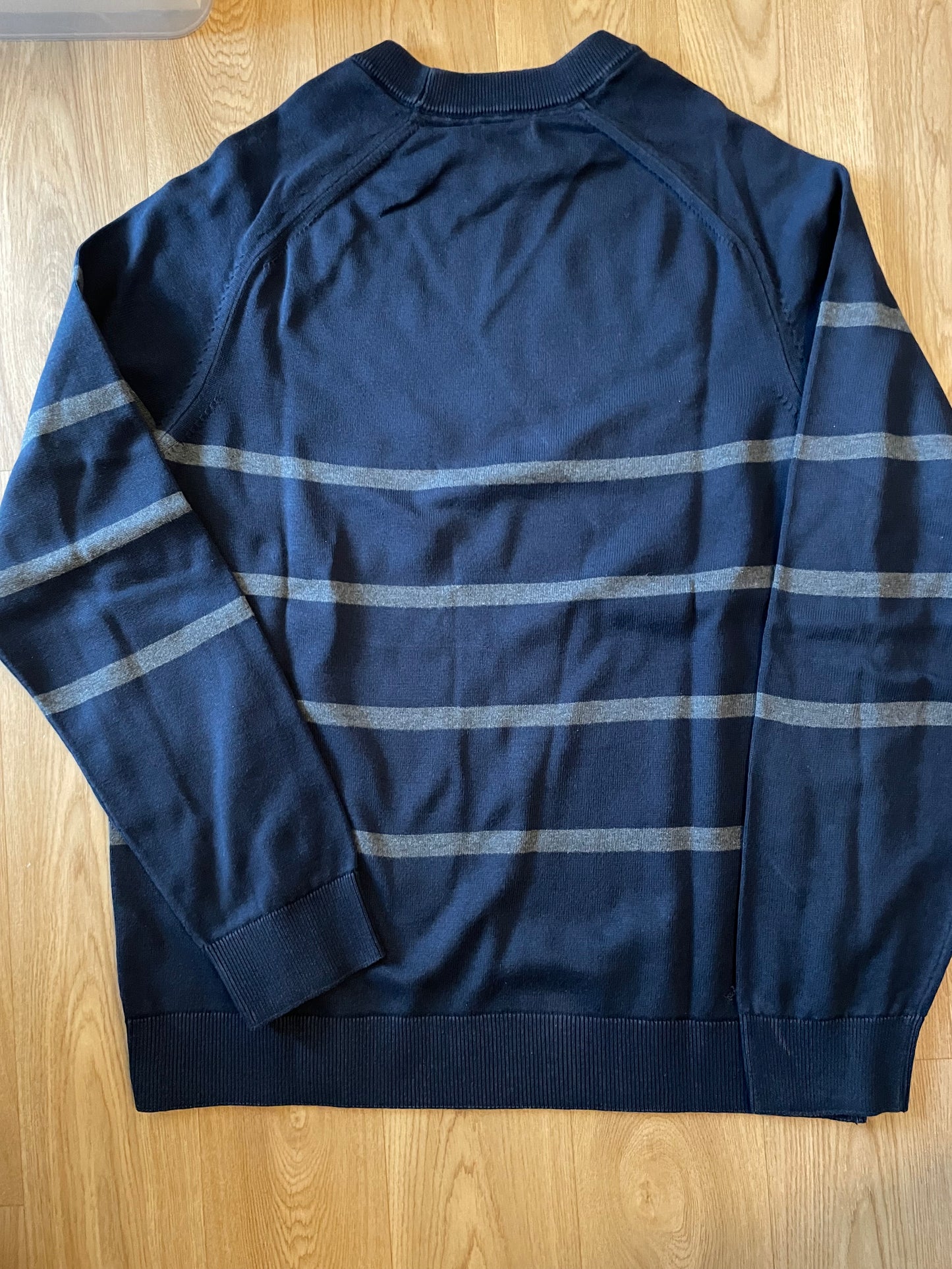 Pull bleu marine à rayures