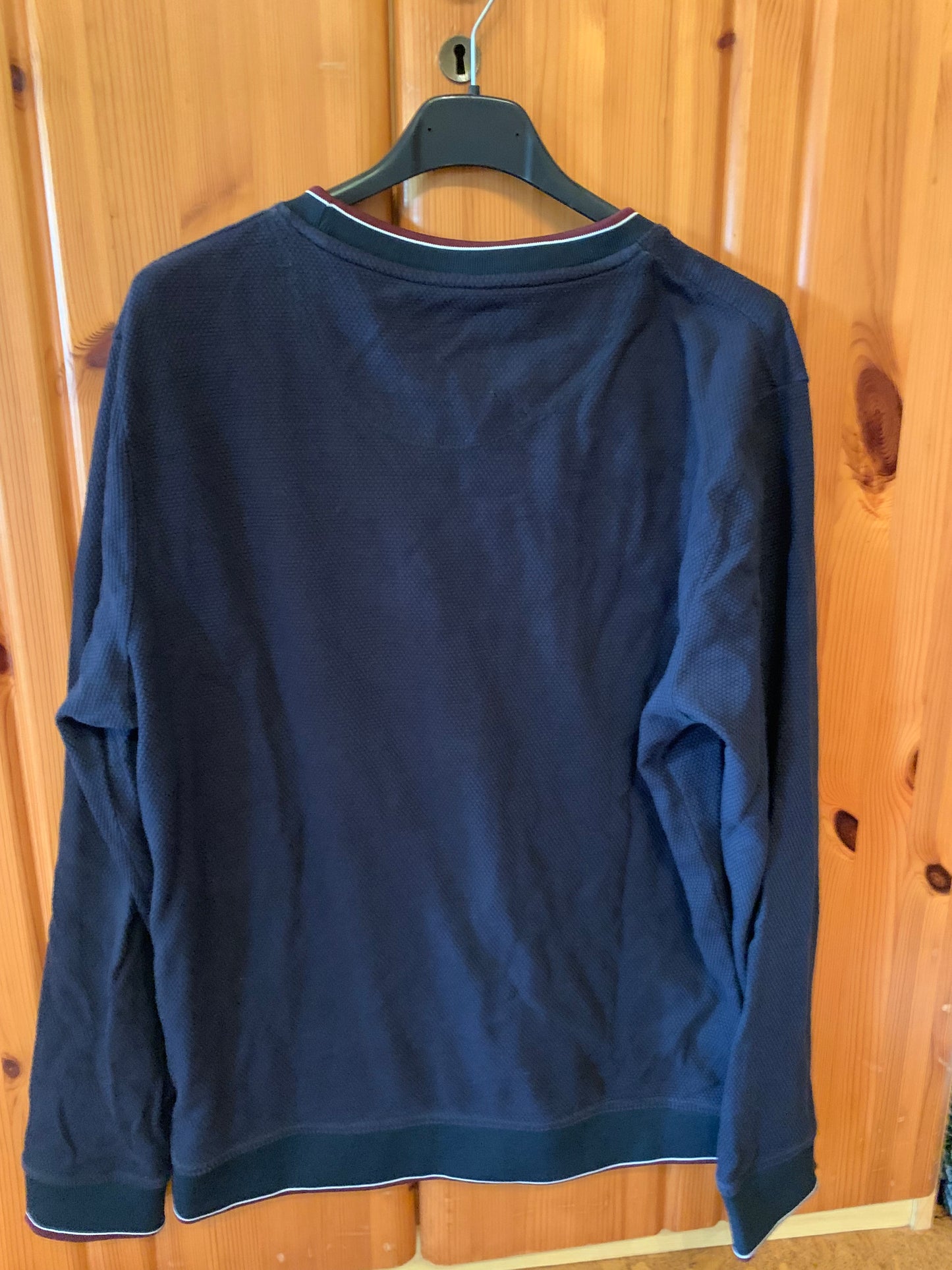 Sweat foncé peu porté