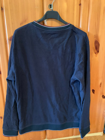 Sweat foncé peu porté
