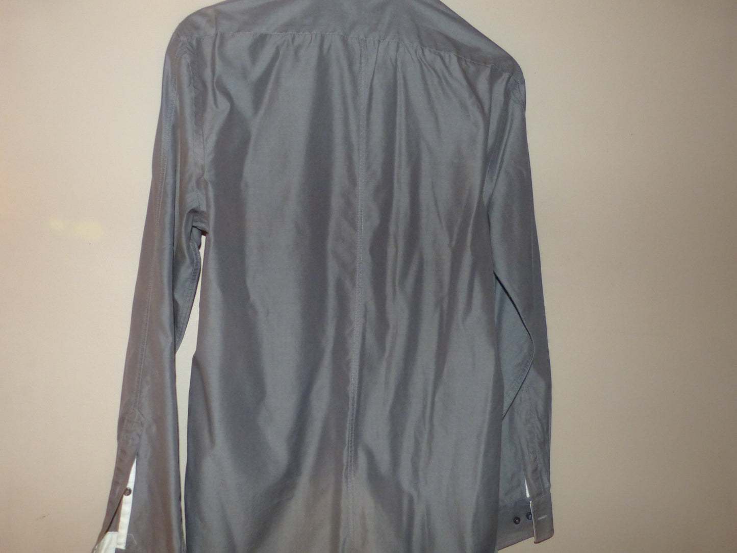 chemise grise col blanc
