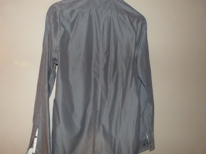 chemise grise col blanc