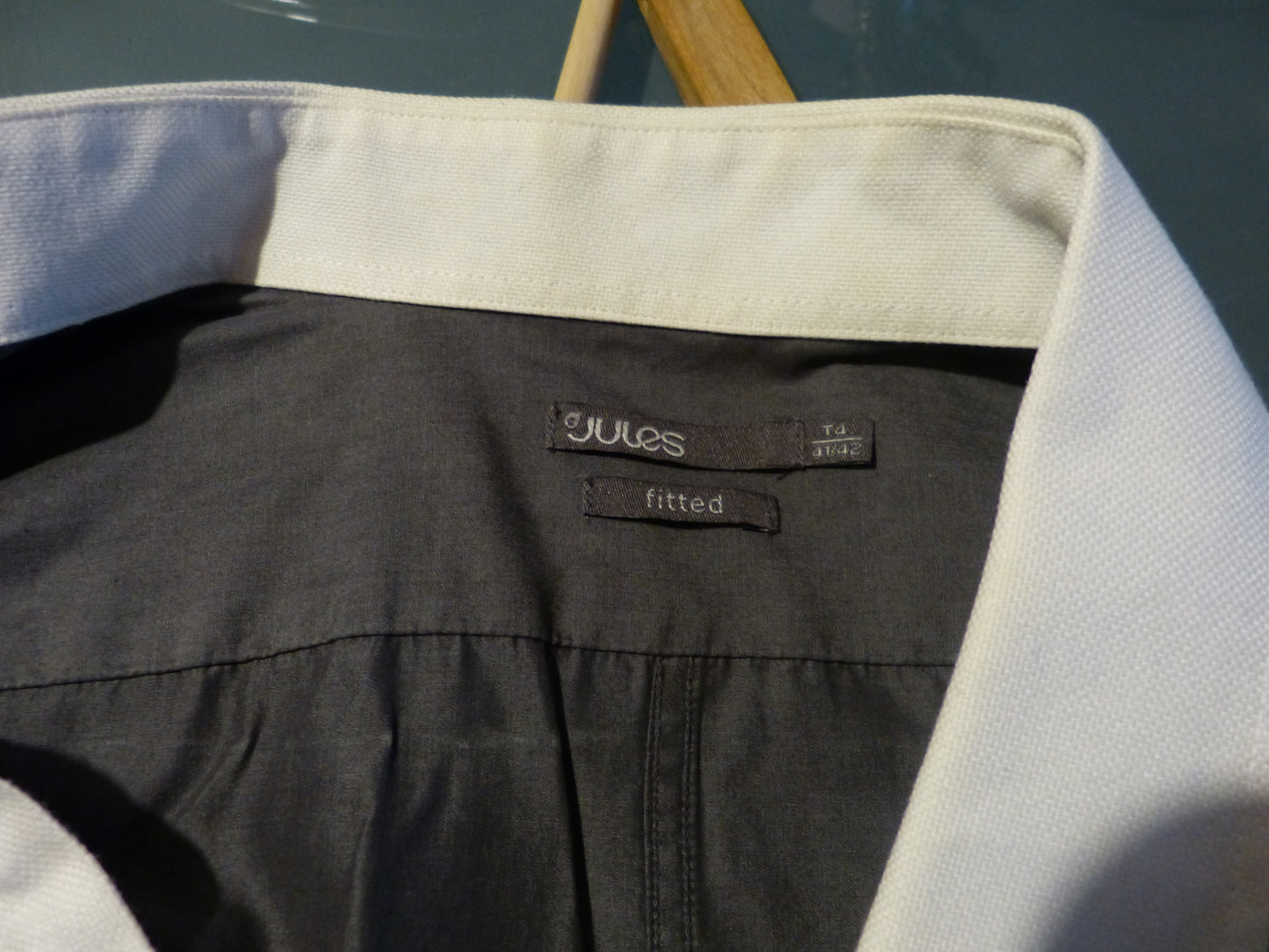 chemise grise col blanc