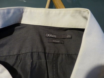 chemise grise col blanc