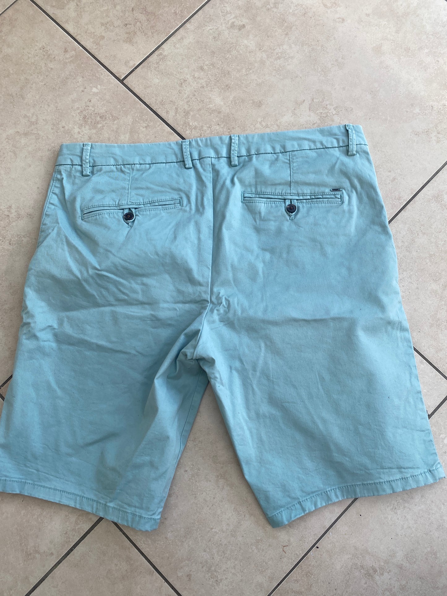 Bermuda chino uni avec ceinture